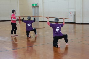 なぎなたの形を指導する 森 先生
